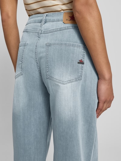 Frauenmodel trägt Barrel Fit Jeans im Used-Look Modell 'Ballon' von Buena Vista in hellem Denim, Baumwoll-Mix mit Viskose-Anteil, Nahaufnahme Rückansicht.