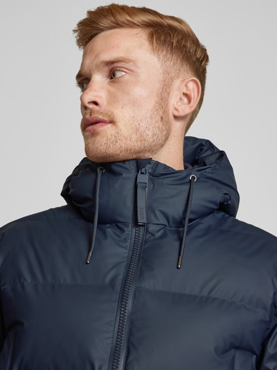 RAINS Regular fit gewatteerd jack met capuchon, model 'ALTER' Marineblauw - 3