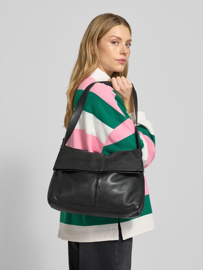 Modelka kobieca nosi Crossbody Bag aus echtem Leder Modell 'Fiona' od LIEBESKIND BERLIN, czarny kolor, gładka faktura, widok całej sylwetki z przodu.