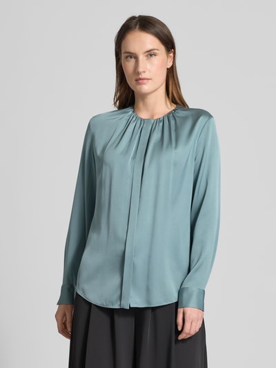 Frauenmodel trägt Regular Fit Seidenbluse aus Seiden-Mix Modell 'BANORAH' von BOSS, Optik: Unifarben, Rundhals, Langarm, Label-Stitching-Applikation, Ganzkörperansicht von vorne.