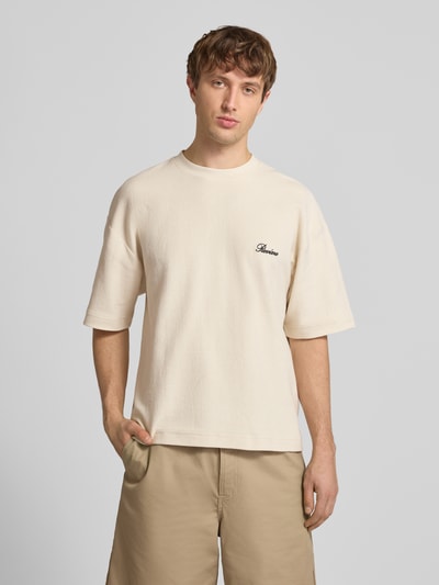 Männermodel trägt T-Shirt mit Rundhalsausschnitt und Label-Stitching von REVIEW in Beige, Relaxed-Fit, Baumwoll-Mix, Ganzkörperansicht von vorne, Rückenlänge bei Größe M 64 cm.