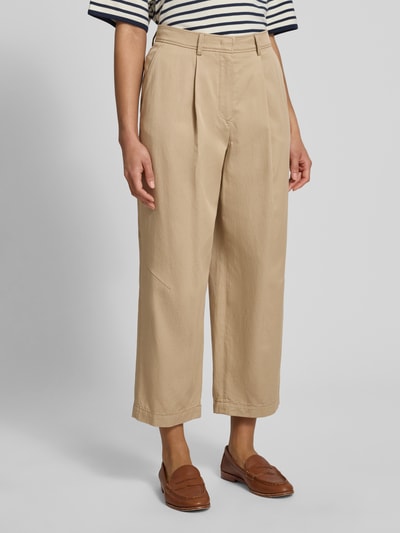 Frauenmodel trägt Hose aus Viskose-Baumwoll-Mix mit Gesäßtaschen von WHITE LABEL in Beige, Relaxed Fit, mit Bundfalten, Nahaufnahme Oberkörper.