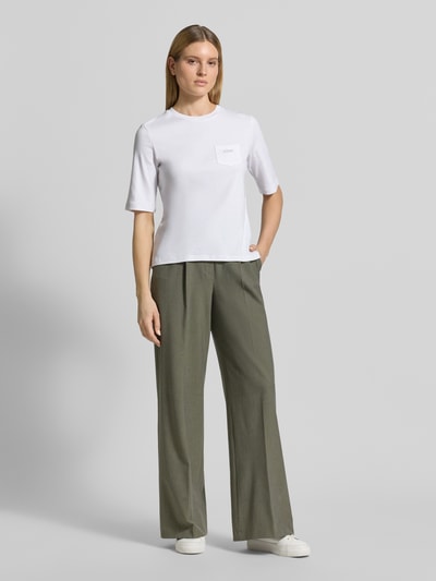 Frauenmodel trägt Regular Fit T-Shirt mit Brusttasche Modell 'Tonja' von JOOP!, reine Baumwolle, weiß, Logo-Detail, Vorderansicht Ganzkörperansicht.