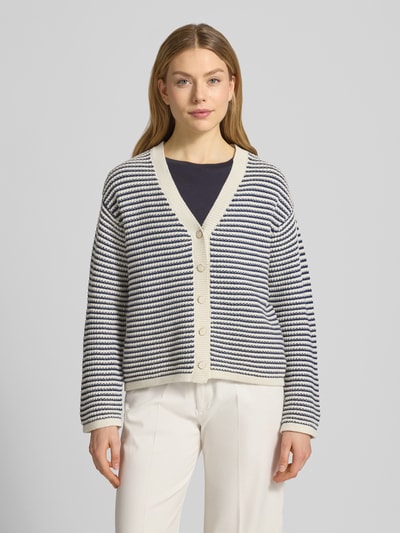 Frauenmodel trägt Cardigan mit V-Ausschnitt Modell 'MIKALA' von B.Young aus reiner Baumwolle, Relaxed Fit, Knopfleiste, creme-blau gestreift, Ganzkörperansicht von vorne.