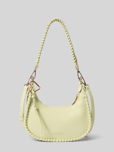 Produktfoto, Half Moon Bag mit Label-Detail Modell 'LILJENDAL' von Seidenfelt in hellem Gelb, gebogene Form, sichtbare Nähte, glatte Textur, Hauptfach mit Reißverschluss, verstellbarer Schultergurt, Maße: 18x19x6 cm, Riemenlänge 118 cm.