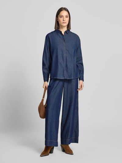 Frauenmodel trägt Wide Fit Jeans mit elastischem Bund Modell 'Archer' von ICHI in Dunkelblau, reine Baumwolle, Paspeltaschen, Ganzkörperansicht von vorne.