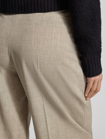 Frauenmodel trägt Regular Fit Bundfaltenhose aus Schurwolle Modell 'TIANA4' von BOSS in Scharkskin-Webstruktur, feines Webmuster, Detailaufnahme