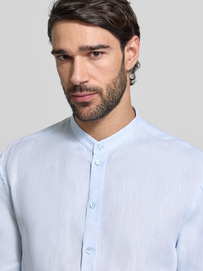 Männermodel trägt Regular Fit Freizeithemd im langärmeligen Design von Emporio Armani in Hellblau, Stehkragen, Nahaufnahme Oberkörper.