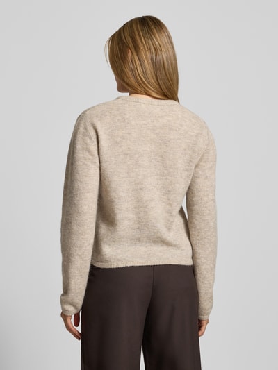 Vrouwenmodel draagt Strickjacke aus Woll-Mix Modell 'Kellsey' van MSCH Copenhagen in beige, regular fit, rugaanzicht, context inbegrepen.