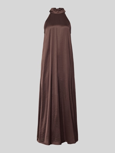 Produktfoto, Maxikleid aus Satin mit Viskose-Anteil Modell 'Zuzeelani' von mbyM, ärmellos, Stehkragen, braun, glatte Textur, Relaxed Fit