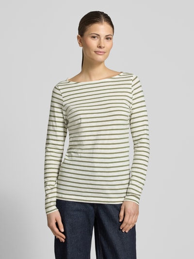 Frauenmodel trägt Regular Fit Langarmshirt aus reiner Baumwolle von s.Oliver RED LABEL mit grün weißen Streifen, U-Boot-Ausschnitt, Ganzkörperansicht von vorne.