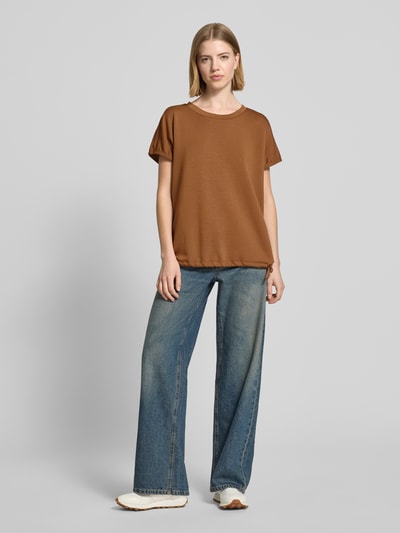 Frauenmodel trägt T-Shirt aus Mohair-Mix mit Rundhalsausschnitt Modell 'BANU' von Soyaconcept, braun, kombiniert mit Jeans, Ganzkörperansicht von vorne.
