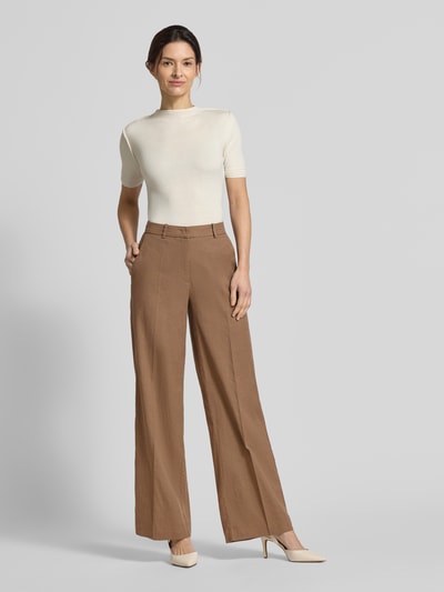 Frauenmodel trägt Hose aus Leinen-Mix mit Bügelfalten Modell 'MIRA' von Cambio, Regular-Fit, Leinen-Baumwoll-Anteil, Ganzkörperansicht von vorne.