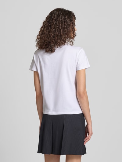Frauenmodel trägt Schmal geschnittenes T-Shirt aus Baumwollmix mit Blumen-Print von REVIEW, weiß, leichte Textur, Ganzkörperansicht Rückansicht.