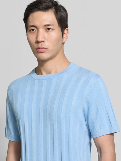 Mannenmodel draagt gebreid shirt van viscosemix met riblook en ronde hals van Lindbergh, regular fit, nahaufnahme bovenlichaam.