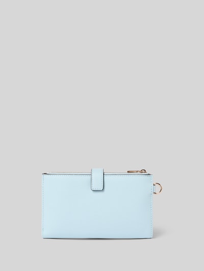 Produktfoto, Portemonnaie in Leder-Optik Modell 'Laurel' von Guess in hellblau mit Logo-Detail, glatte Struktur auf grauem Hintergrund