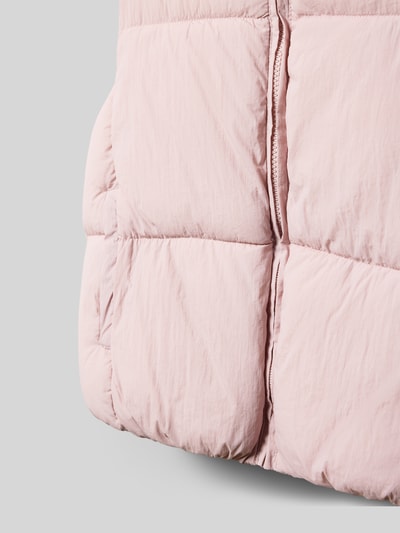 Produktfoto, Regular Fit Weste in Stepp-Optik Modell 'MAE' von Mango in zartem Rosa, sichtbare Stepp-Nähte und Reißverschluss, kinder, Eingrifftaschen, Rückenlänge bei Größe 140: 45 cm