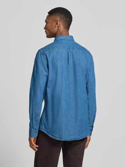Männermodel trägt Slim Fit Jeanshemd aus reiner Baumwolle von Barbour in Denim-Optik, Label-Stitching-Applikation, Ganzkörperansicht Rückansicht.