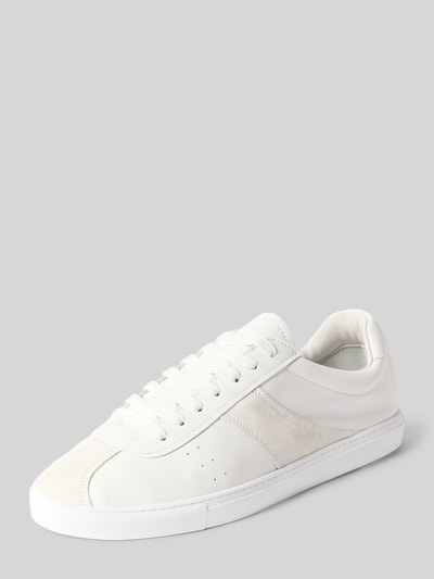 Produktfoto, weißer Sneaker aus beschichtetem Leder mit leicht profilierter Sohle, Modell 'CPH98M' von Copenhagen, Details laut Kontext.