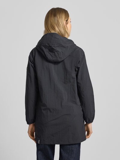 Modelka kobieca ma na sobie Parka mit Label-Patches Modell 'AMETI' od khujo, prosta forma, czerń, tekstura gładka, widok całej sylwetki z tyłu