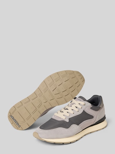 Produktfoto, Sneaker aus Leder-Mix Modell 'City' von HOFF in Grautönen mit abgerundeter Passform, Logo-Detail, Schnürverschluss, profilierte Sohle, Absatzhöhe 4 cm, Schafthöhe 8 cm, Schaftweite 7 cm, strukturierte Oberfläche und beige Sohle