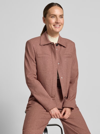 Kobiece modelka nosi Regular Fit Kurzblazer mit Viskose-Anteil Modell 'Alitte' od HUGO, różowy, gładka tekstura, półzbliżenie górnej części ciała, damski Kurzblazer od HUGO