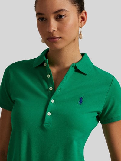 Frauenmodel trägt Slim Fit Poloshirt aus Baumwoll-Mix von Polo Ralph Lauren in Optik: Unifarben mit Logo-Stitching, Nahaufnahme Oberkörper.