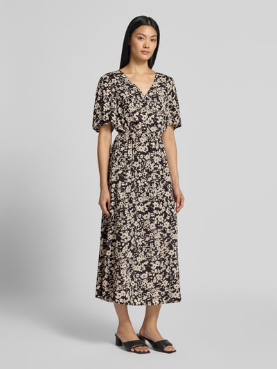 Frauenmodel trägt Tailliertes Freizeitkleid aus reiner Viskose von Marc O'Polo, schwarzer Grund mit beigem Blumenmuster, Ganzkörperansicht von vorne, Damen Freizeitkleid von Marc O'Polo.
