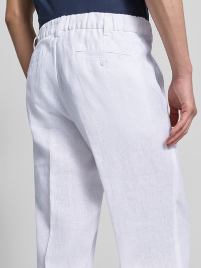Männermodel trägt Straight Fit Leinenhose mit Bügelfalten von JAKE*S STUDIO MEN, Weiß, reine Leinen, Gesäßtaschen, teilelastischer Bund, Detailaufnahme Rückansicht.