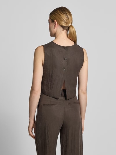 Frauenmodel trägt Cropped Blusentop mit Rundhalsausschnitt Modell 'ADRIAN' von Mango aus Lyocell-Mix, Rückenlänge bei Größe S: 37 cm, Ganzkörperansicht Rückansicht.