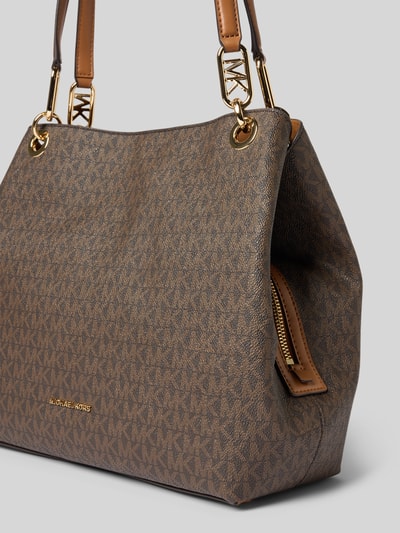 Productfoto, Tote Bag met allover-logo-print model 'Kensington' van MICHAEL Michael Kors, bruin met goudkleurige details, textuur van kunstleer, smalle schouderriemen, gedeeld hoofdvak met magneetsluiting, ritsvak, logo-accenten, formaat 39x27x13 cm, schouderriem 63 cm.