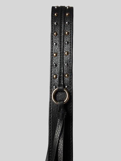 Produktfoto, Shoulder Bag mit Reißverschluss Modell 'TIN' von MANGO, schwarzes Leder mit Nietenbesatz und Ziernähten, Detailaufnahme, Hauptfach mit Reißverschluss, verstellbarer Schulterriemen, Maße: 36x25x8 cm, Länge Schulterriemen: 59 cm.
