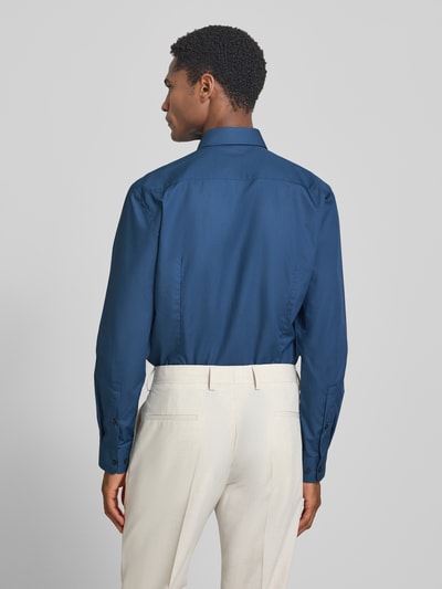 Męski model nosi Extralanges Slim Fit Business-Hemd mit Kentkragen od Jake*s z bawełny, bardzo długi krój, jednokolorowy, kołnierzyk typu kent, plecy długość 84 cm, szerokość w rozmiarze 49 cm, długość rękawów 72 cm, widok całej sylwetki z tyłu