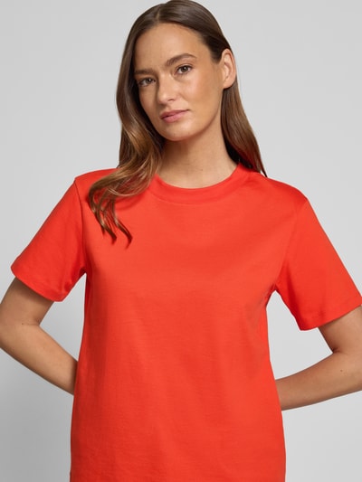 Vrouwenmodel draagt T-shirt met ronde hals van Jake*s Casual in fel oranje, puur katoen, regular fit, ruglengte maat S 56 cm, close-up bovenlichaam