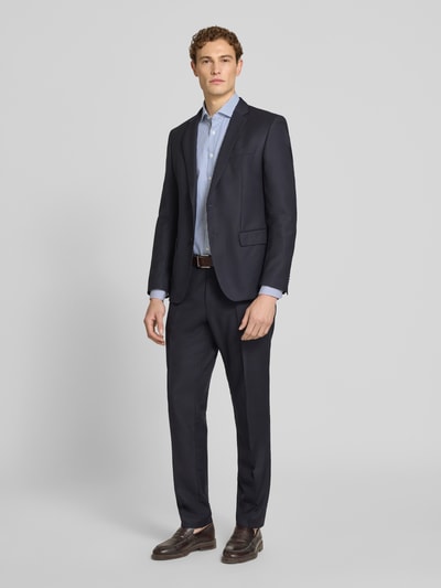 Męski model nosi Slim Fit Business Hemd mit Kentkragen von OLYMP Level Five z bawełny, listwa guzikowa, długi rękaw, krój slim fit, długość tyłu w rozmiarze 40: 79 cm, szerokość ramion w rozmiarze 40: 40 cm, długość rękawów w rozmiarze 40: 87 cm, garnitur w ciemnym kolorze, gładka tekstura, pełny widok z przodu.