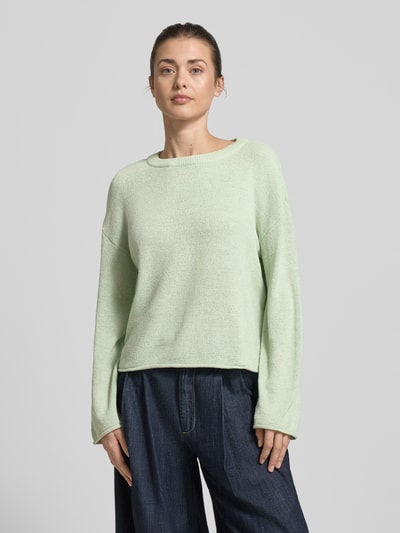 Vrouwenmodel draagt Relaxed Fit Strickpullover mit U-Boot-Ausschnitt van Tom Tailor Denim, effen lichtgroen, fijngebreid, lange mouwen met gerolde zoom, ronde boord, relaxed fit, detailopname bovenlichaam, voorkant.