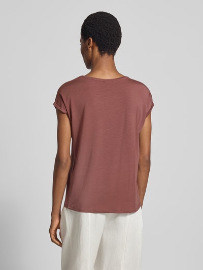 Frauenmodel trägt Regular Fit T-Shirt aus Lyocell-Mix Modell 'AVA' von VERO MODA in Braun, glatte Textur, Ganzkörperansicht Rückansicht. Damen T-Shirt
