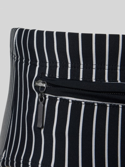 Produktfoto, Badehose im Allover-Look mit Reißverschlusstasche von Schiesser, schwarze und weiße Streifen, elastischer Bund, Detailaufnahme