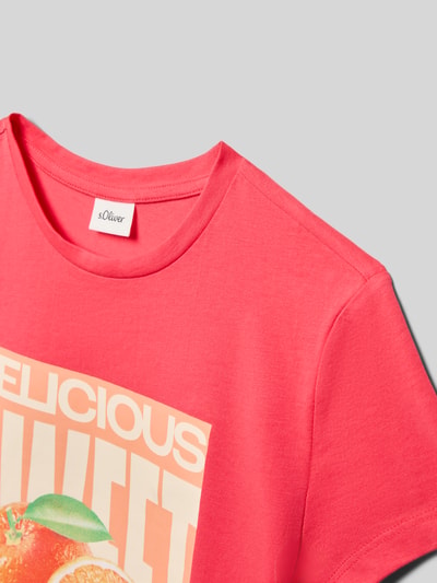 Mädchen trägt Loose Fit T-Shirt aus reiner Baumwolle von s.Oliver RED LABEL, unifarbenes Jersey mit Frontprint, Nahaufnahme Oberkörper.