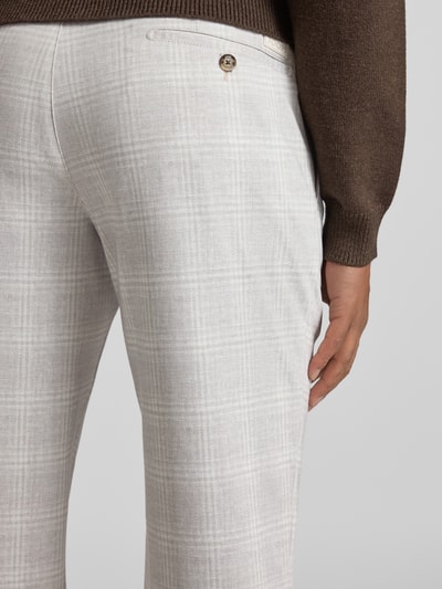 Männermodel trägt Hose mit Tunnelzug Modell 'Sake' von JOOP! Collection, Material-Mix mit Baumwoll-Anteil, Regular-Fit, Detailaufnahme Rückansicht.