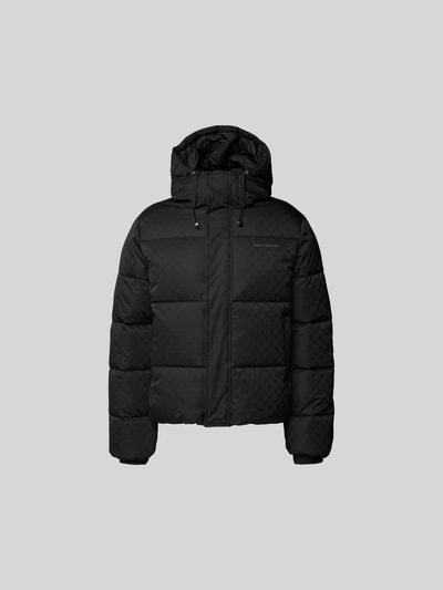Produktfoto, schwarze Steppjacke mit Kapuze von DAILY PAPER, Regular Fit, verdeckter Reißverschluss, Label-Print, strukturierte Oberfläche