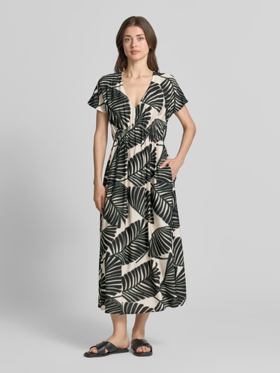 Frauenmodel trägt Midikleid aus Viskose-Mix mit floralem Allover-Print von Christian Berg Woman Selection, Schwarz-Weiß, tailliert, Ganzkörperansicht von vorne.