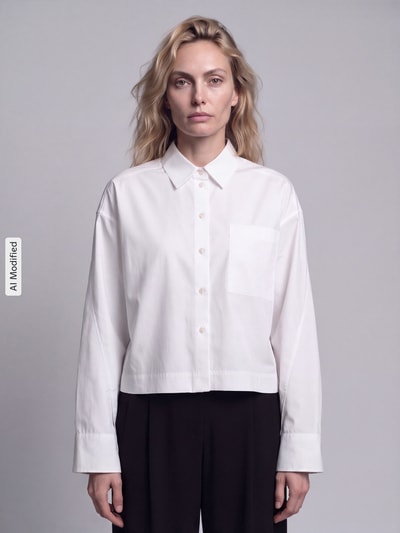 Frauenmodel trägt Boxy Fit Langarmbluse aus reiner Baumwolle Modell 'DANNIE' von Selected in Weiß, Damen Langarmbluse, Ganzkörperansicht von vorne, KI-modifiziertes Bild.