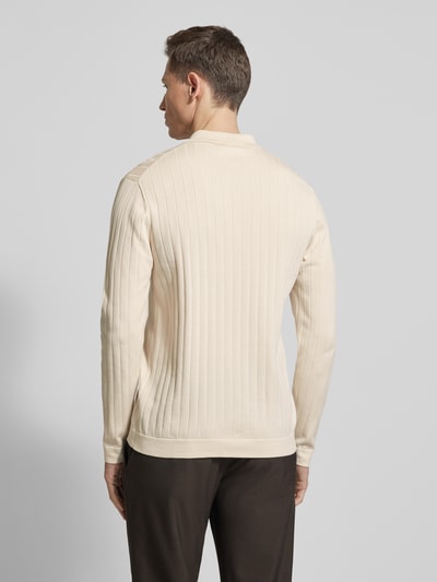 Mannmodel draagt 'Strickpullover aus reiner Baumwolle mit Polokragen' van Profuomo, crème, ribbelstructuur, slim fit, pure katoen, polokraag, elastische boorden, ruglengte 70 cm, mouwlengte 65 cm, volledige rugaanzicht.