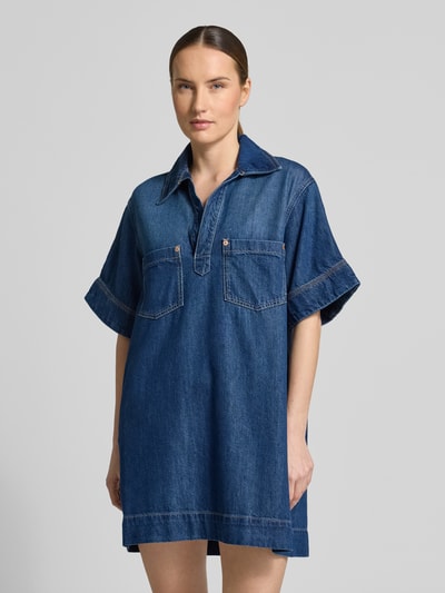 Frauenmodel trägt Regular-Fit Jeanskleid aus Baumwoll-Mix mit Lyocell-Anteil von BOSS Orange, Denim-Optik, Mini-Länge, Twill, Ganzkörperansicht von vorne.
