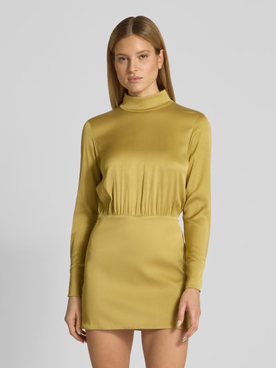 Frauenmodel trägt Minikleid mit Stehkragen Modell 'OVINE' von Drykorn in Gelb, Material-Mix mit Stretch-Anteil, Figurbetont, Nahaufnahme Oberkörper. Rückenlänge 42 cm, Brustweite 46 cm, Ärmellänge 64 cm bei Größe 36.