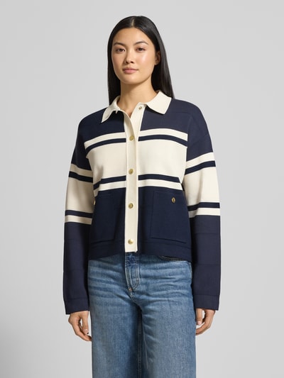 Vrouwenmodel draagt Cardigan aus Viskose-Mix im Colour-Blocking-Design van Gant, boxy fit, knopenlijst, opgestikte zakken, voorkant, bovenlichaam.