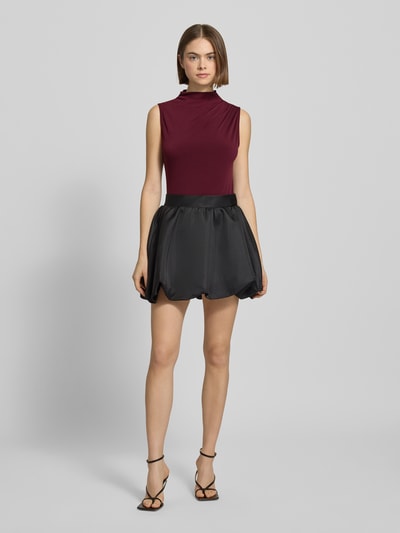 Frauenmodel trägt Shaped Fit Shirt ohne Ärmel Modell 'MADISON' von Pieces, Optik: Unifarben, hochgeschlossen, Label-Stitching, Ganzkörperansicht von vorne.
