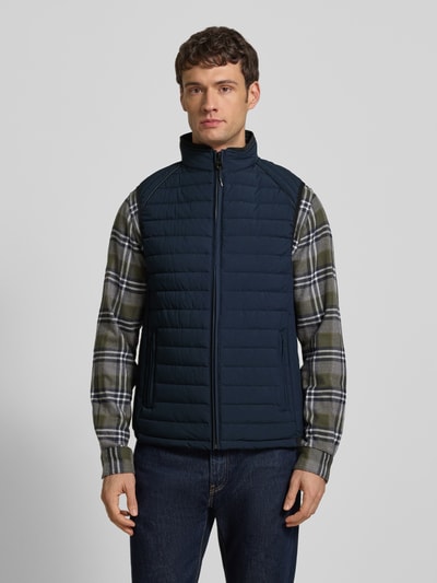 Mannelijk model draagt Steppweste met Stehkragen und Reißverschlusstaschen van NAUTGÅRD, Heren, regular fit, donkerblauw, Ganzkörperansicht van voren. Ruglengte maat M: 70 cm, schouderbreedte 34 cm, borstwijdte 45 cm.