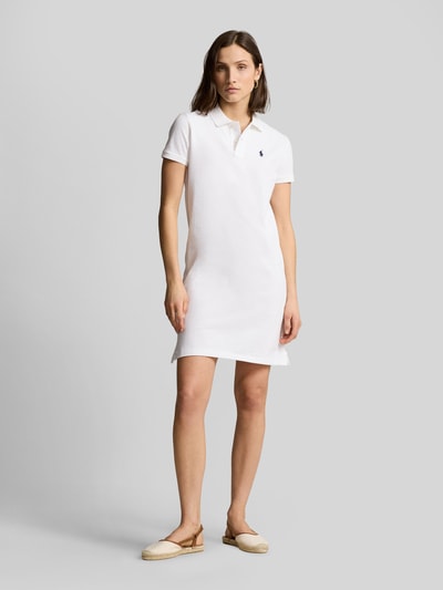 Frauenmodel trägt Regular Fit Minikleid mit Logo-Stitching Modell 'Polo' von Polo Ralph Lauren, weiß, Baumwolle, Polokragen, Ganzkörperansicht von vorne.